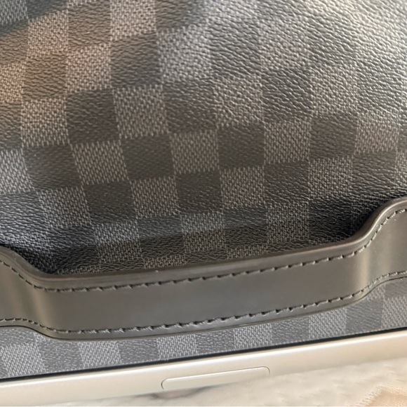 Louis Vuitton Damier Graphite Horizon Duffle 65 bag. - Picture 2 of 16
